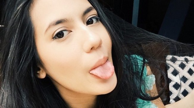 Gaya Backpacker 6 Artis Cantik, Tetap Memikat Meski Bersimbah Keringat