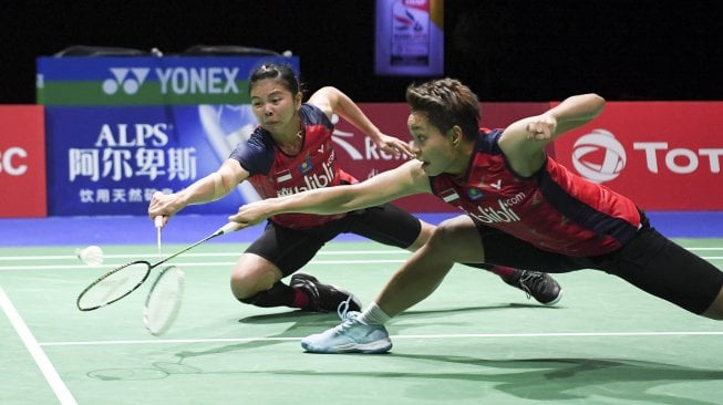 Ganda Putri Indonesia Apriyani Rahayu (kanan) dan Greysia Polii berusaha mengembalikan kok ke ganda putri China Chen Qing Chen dan Jia Yi Fan pada babak perempat final Kejuaraan Dunia Bulu Tangkis 2019 di St. Jakobshalle, Basel, Swiss, Jumat (23/8). [ANTARA FOTO/Hafidz Mubarak]