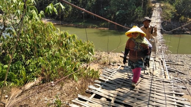 Berbagai kegiatan Jabar Quick Response (JQR) selama menindak aduan masyarakat, di lingkup kesehatan hingga jembatan darurat. JQR adalah program yang diinisiasi oleh Gubernur Jabar, Ridwan Kamil. (Dok : Pemdaprov Jabar)