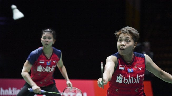 Ganda Putri Indonesia Apriyani Rahayu (kanan) dan Greysia Polii berusaha mengembalikan kok ke ganda putri China Chen Qing Chen dan Jia Yi Fan pada babak perempat final Kejuaraan Dunia Bulu Tangkis 2019 di St. Jakobshalle, Basel, Swiss, Jumat (23/8). [ANTARA FOTO/Hafidz Mubarak]