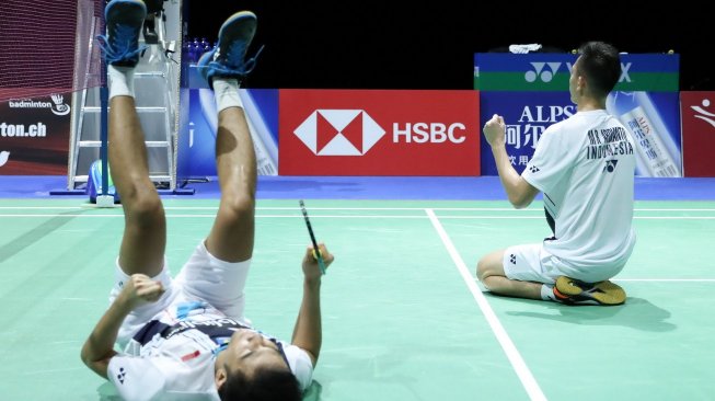 Ekspresi kegembiraan pasangan ganda putra Indonesia, Fajar Alfian/Muhammad Rian Ardianto, setelah meraih tiket semifinal Kejuaraan Dunia Bulutangkis 2019 pasca menang atas Choi Solgyu/Seo Seung Jae (Korsel), Sabtu (24/8) dini hari WIB. [Humas PBSI]