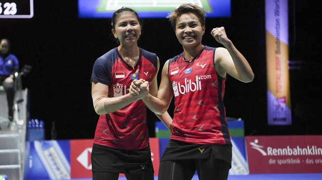 Ganda Putri Indonesia Apriyani Rahayu (kiri) dan Greysia Polii melakukan selebrasi usai mengalahkan ganda putri China Chen Qing Chen dan Jia Yi Fan pada babak perempat final Kejuaraan Dunia Bulu Tangkis 2019 di St. Jakobshalle, Basel, Swiss, Jumat (23/8). [ANTARA FOTO/Hafidz Mubarak]