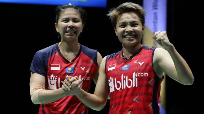 Ekspresi kegembiraan pasangan ganda putri Indonesia, Greysia Polii/Apriyani Rahayu, setelah dipastikan melaju ke semifinal Kejuaraan Dunia Bulutangkis 2019 pasca menang atas Chen Qing Chen/Jia Yi Fan (China), Jumat (23/8). [Humas PBSI]