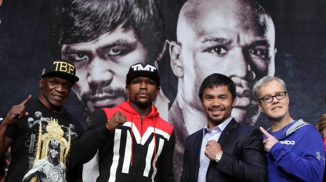 (Dari kiri): Floyd Mayweather Sr., Floyd Mayweather Jr., Manny Pacquiao, dan Freddie Roach berfoto usai konferensi pers jelang duel Manny Pacquiao vs Floyd Mayweather di MGM Grand Hotel & Casino, Las Vegas, 25 April 2015. [AFP/John Gurzinski]