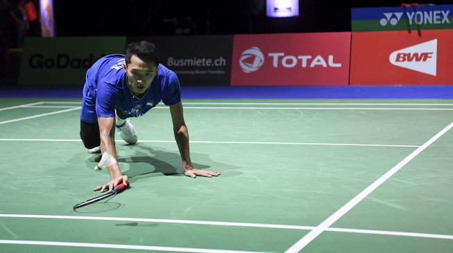 Pebulu tangkis Indonesia Jonatan Christie terjatuh saat berusaha mengembalikan kok ke pebulu tangkis India Sai Praneeth Bhamidipati pada babak perempat final Kejuaraan Dunia Bulu Tangkis 2019 di St. Jakobshalle, Basel, Swiss, Jumat (23/8). [ANTARA FOTO/Hafidz Mubarak]