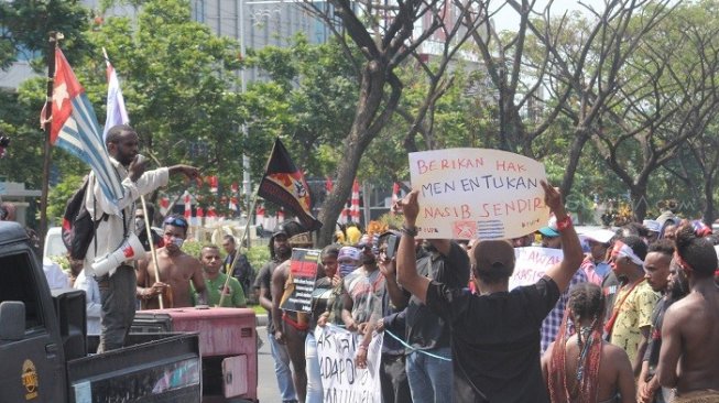  Aliansi Mahasiswa Papua (AMP) cabang Semarang dan Persatuan Rakyat untuk Pembebasan Papua Barat, aksi digelar di budaran air mancur Jalan Pahlawan Semarang, Sabtu (24/8/2019). [Suara.com/Adam Iyasa]