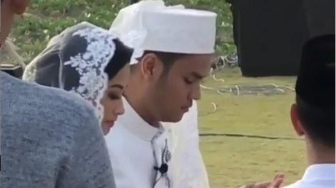 Asta Ran menikah dengan perempuan bernama Nurul Azizah di Bali, Sabtu (24/8/2019) sore. [Instagram]