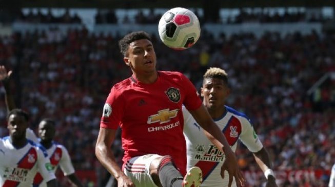 Pemain Manchester United Jesse Lingard mengecoh pemain Crystal Palace dalam pertandingan di Old Trafford, Sabtu (24/8/2019). [AFP]