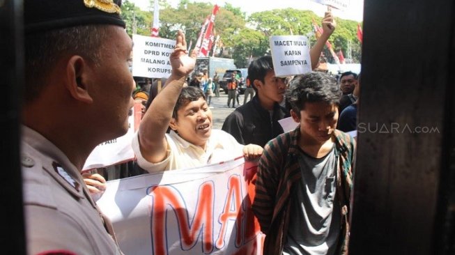 Pelantikan Anggota DPRD Malang Didemo Warga