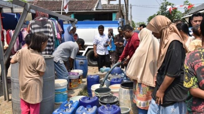 Kemarau, PLN UID Banten Berikan 4 Tangki Air Bersih di Kecamatan Legok