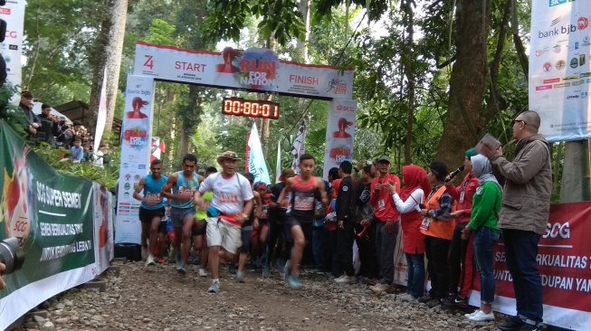 Jatuh Berkali-kali, Bule Amerika Ketagihan Ikut Situ Gunung Trail Run