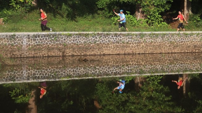 Pelari saat mengikuti Situ Gunung Trail Run (SGTR) 2019 di Situ Gunung, Sukabumi, Jawa Barat, Minggu (25/8).  [Suara.Com/Oke Atmaja]