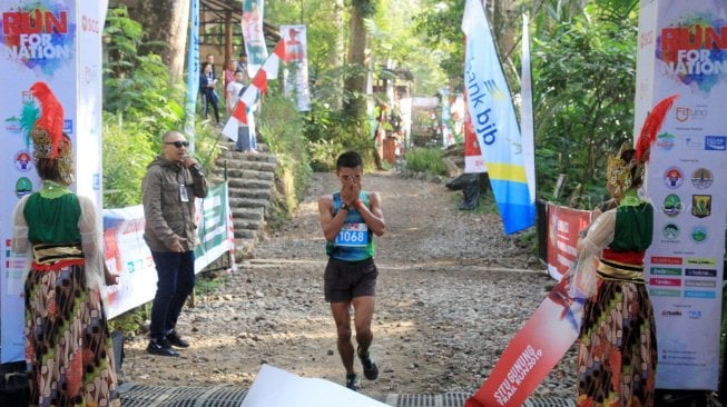 Pelari saat mengikuti Situ Gunung Taril Run (SGTR) 2019 di Situ Gunung, Sukabumi, Jawa Barat, Minggu (25/8). [Suara.com/Oke Atmaja]