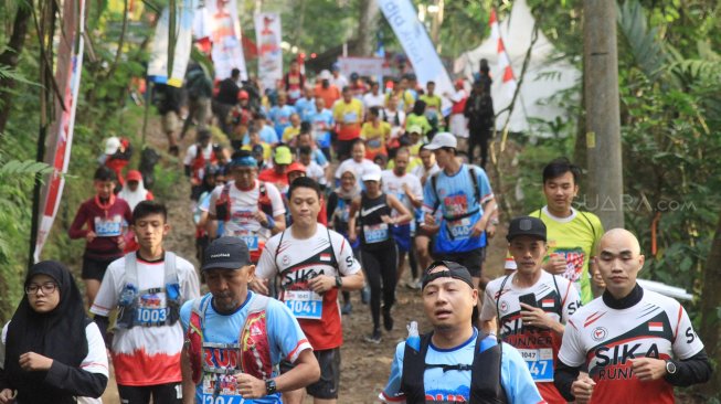 Pelari saat mengikuti Situ Gunung Taril Run (SGTR) 2019 di Situ Gunung, Sukabumi, Jawa Barat, Minggu (25/8). [Suara.com/Oke Atmaja]