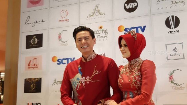 Roger Danuarta dan Cut Meyriska sebelum resepsi pernikahan di Hotel Ritz Carlton Pacific Place, Jakarta Selatan, Minggu (25/8/2019).