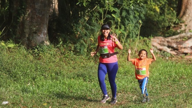 Pelari cilik mengikuti lomba lari Situ Gunung Trail Run (SGTR) 2019 di Situ Gunung, Sukabumi, Jawa Barat, Minggu (25/8). [Suara.com/Arya Manggala]