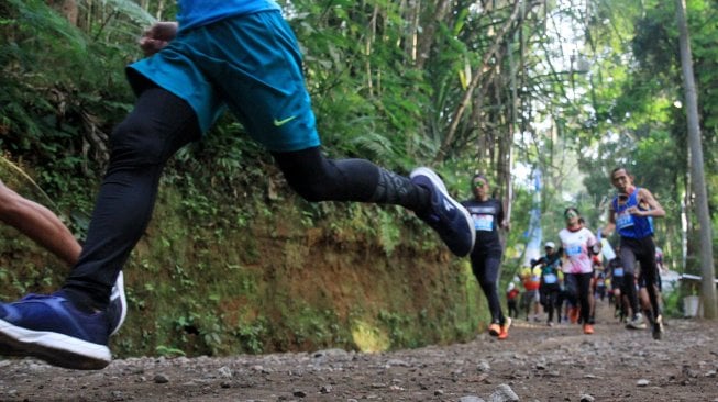 Pelari saat mengikuti Situ Gunung Taril Run (SGTR) 2019 di Situ Gunung, Sukabumi, Jawa Barat, Minggu (25/8). [Suara.com/Oke Atmaja]