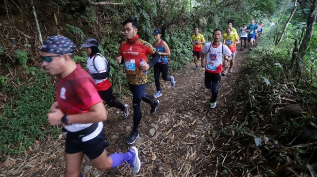 Pelari saat mengikuti Situ Gunung Trail Run (SGTR) 2019 di Situ Gunung, Sukabumi, Jawa Barat, Minggu (25/8).  [Suara.Com/Oke Atmaja]