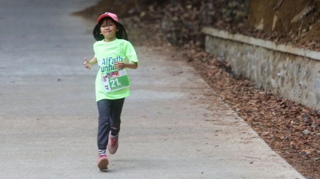 Pelari cilik mengikuti lomba lari Situ Gunung Trail Run (SGTR) 2019 di Situ Gunung, Sukabumi, Jawa Barat, Minggu (25/8). [Suara.com/Arya Manggala]