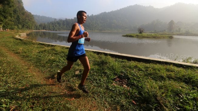 Pelari saat mengikuti Situ Gunung Trail Run (SGTR) 2019 di Situ Gunung, Sukabumi, Jawa Barat, Minggu (25/8).  [Suara.Com/Oke Atmaja]