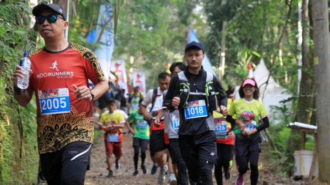 Pelari saat mengikuti Situ Gunung Taril Run (SGTR) 2019 di Situ Gunung, Sukabumi, Jawa Barat, Minggu (25/8). [Suara.com/Oke Atmaja]