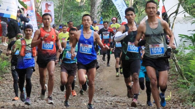 Pelari saat mengikuti Situ Gunung Taril Run (SGTR) 2019 di Situ Gunung, Sukabumi, Jawa Barat, Minggu (25/8). [Suara.com/Oke Atmaja]