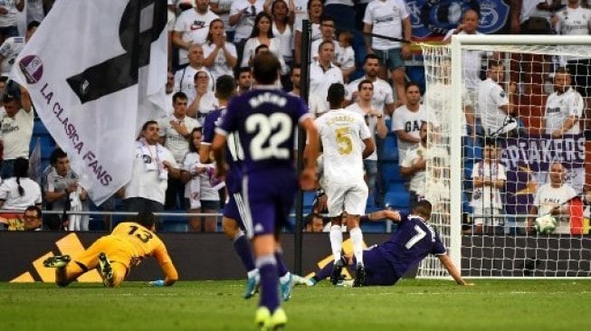 Gelandang Real Valladolid Sergio Guardiola (kanan) mencetak gol ke gawang Real Madrid di Santiago Bernabeu. GABRIEL BOUYS / AFP