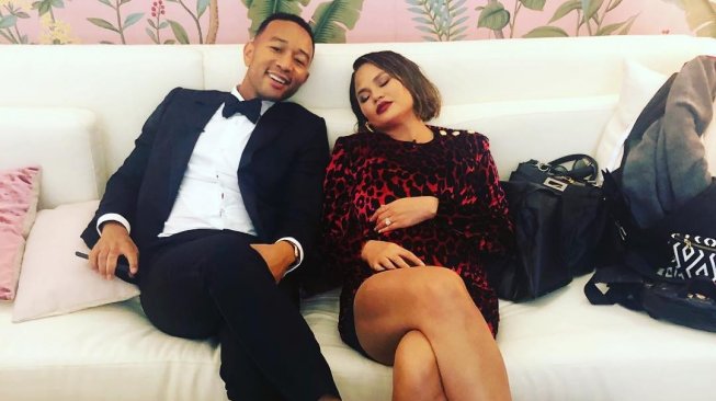 Chrissy Teigen dan suaminya, John Legend. (Instagram/@chrissyteigen)