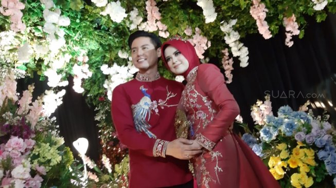 Roger Danuarta dan Cut Meyriska sebelum resepsi pernikahan di Hotel Ritz Carlton Pacific Place, Jakarta Selatan, Minggu (25/8/2019).