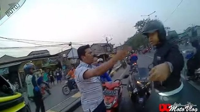 Aksi berani MotoVlogger halau pemotor lawan arah.