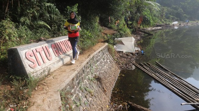 Pelari saat mengikuti Situ Gunung Trail Run (SGTR) 2019 di Situ Gunung, Sukabumi, Jawa Barat, Minggu (25/8).  [Suara.Com/Oke Atmaja]