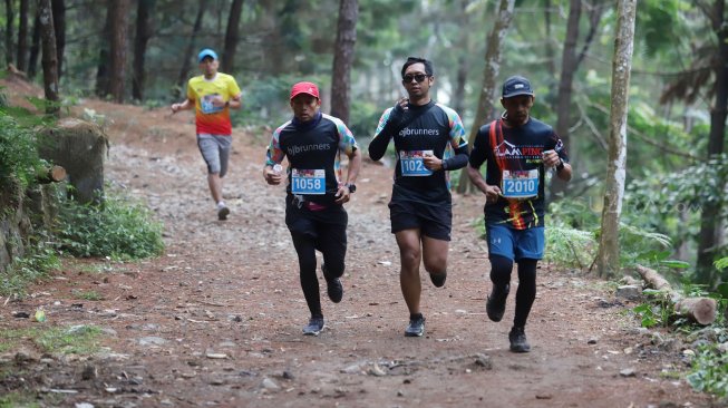 Pelari saat mengikuti Situ Gunung Trail Run (SGTR) 2019 di Situ Gunung, Sukabumi, Jawa Barat, Minggu (25/8).  [Suara.Com/Oke Atmaja]