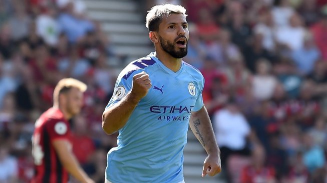 Penyerang Manchester City, Sergio Aguero merayakan golnya ke gawang Bournemouth pada laga pekan ketiga Liga Inggris 2019/2020 di Vitality Stadium, Minggu (25/8/2019) malam WIB. [Glyn KIRK / AFP]