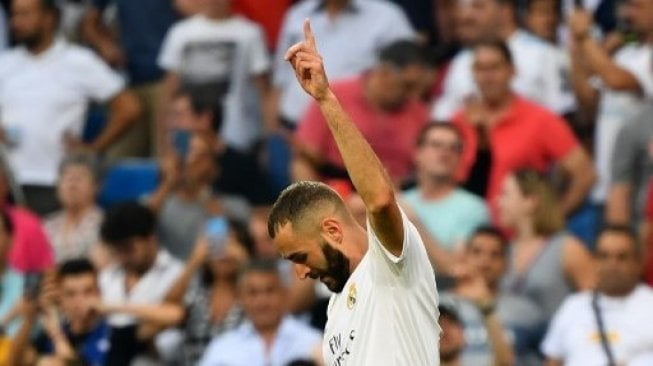 Striker Real Madrid Karim Benzema merayakan golnya ke gawang Real Valladolid di Santiago Bernabeu. GABRIEL BOUYS / AFP