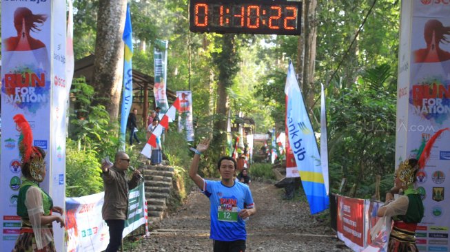 Pelari saat mengikuti Situ Gunung Taril Run (SGTR) 2019 di Situ Gunung, Sukabumi, Jawa Barat, Minggu (25/8). [Suara.com/Oke Atmaja]