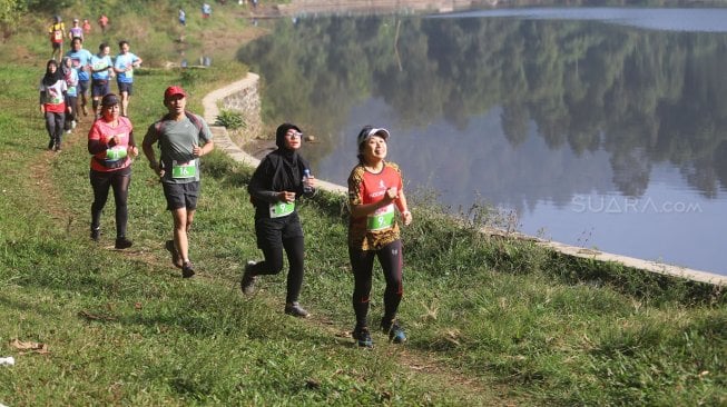 Pelari saat mengikuti Situ Gunung Trail Run (SGTR) 2019 di Situ Gunung, Sukabumi, Jawa Barat, Minggu (25/8).  [Suara.Com/Oke Atmaja]