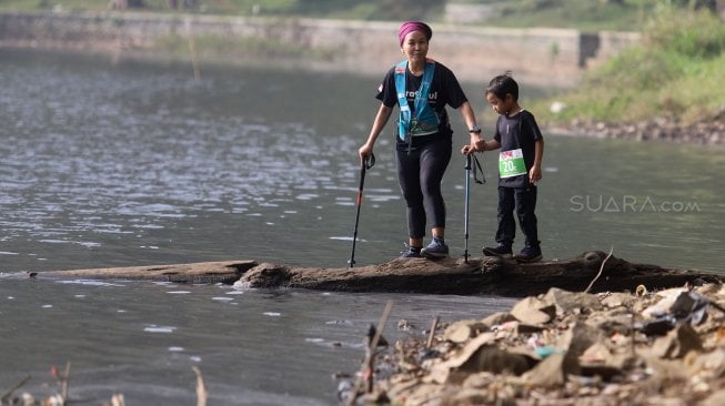 Pelari cilik mengikuti lomba lari Situ Gunung Trail Run (SGTR) 2019 di Situ Gunung, Sukabumi, Jawa Barat, Minggu (25/8). [Suara.com/Arya Manggala]