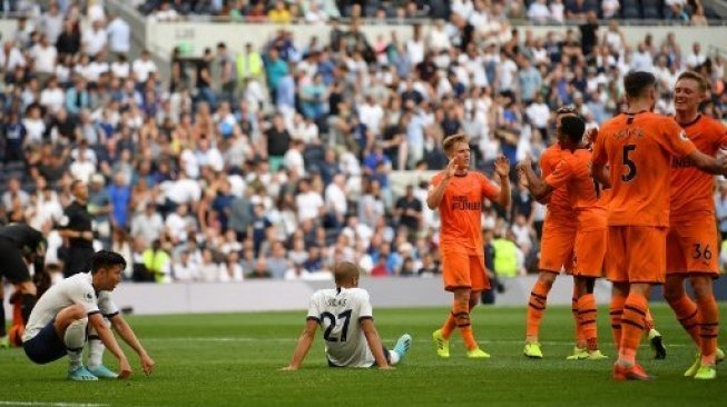 Reaksi pemain Tottenham Hotspur Son Heung-Min (kiri) setelah skuatnya dikalahkan Newcastle United di Tottenham Hotspur Stadium.Daniel LEAL-OLIVAS / AFP