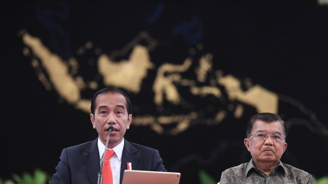 Presiden Joko Widodo (kiri) didampingi Wapres Jusuf Kalla (kanan) memberikan keterangan pers terkait rencana pemindahan Ibu Kota Negara di Istana Negara, Jakarta, Senin (26/8). [ANTARA FOTO/Akbar Nugroho Gumay]