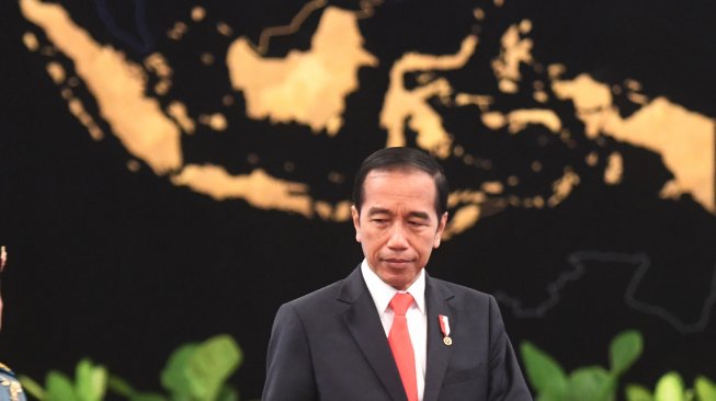 Presiden Joko Widodo (kiri) didampingi usai memberikan keterangan pers terkait rencana pemindahan Ibu Kota Negara di Istana Negara, Jakarta, Senin (26/8). [ANTARA FOTO/Akbar Nugroho Gumay]