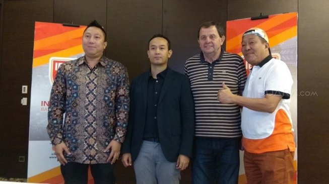 Pemilik Stapac Jakarta, Irawan Haryono (paling kanan) usai menghadiri rapat pertemuan Perbasi, IBL dan pihak klub di Hotel Fairmount, Jakarta, Senin (26/8/2019). [Suara.com / Arief APRIADI]