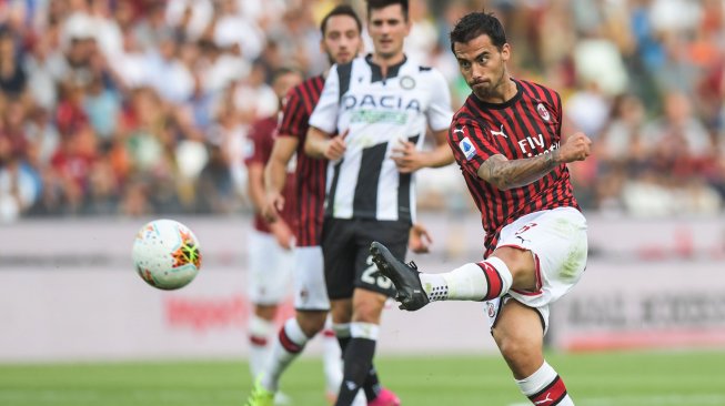 Pemain depan AC Milan Suso menembak ke gawang Udinese selama pertandingan sepak bola Serie A Italia Udinese melawan AC Milan di Stadion Friuli, Udinese, Italia, Senin (26/8) dini hari WIB. [Miguel MEDINA / AFP]
