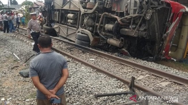 Bus Agra Mas Ditabrak Kereta Api Jurusan Jakarta Bandung