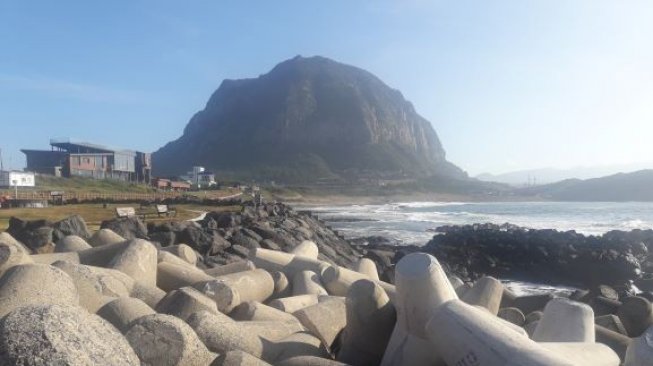 Lihat Gunung Sanbangsan di Pulau Jeju Sambil Bersantai di Pinggir Pantai