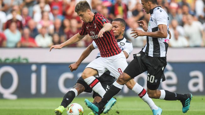 Bek Udinese William Troost-Ekong (Belakang) dan bek Udinese Rodrigo Becao (kanan) menangani pemain depan AC Milan Krzysztof Piatek selama pertandingan sepak bola Serie A Italia Udinese melawan AC Milan di Stadion Friuli, Udinese, Italia, Senin (26/8) dini hari WIB. [Miguel MEDINA / AFP]
