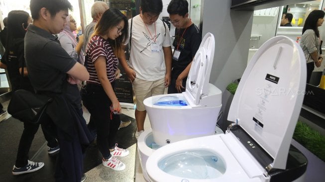 Pengunjung mengamati Smart closet and bathroom Equipment saat launching di pameran Building Indonesia Technology Expo di Jakarta Convention Center (JCC) Senayan, Jakarta, Sabtu (25/8). [Suara.com/Oke Atmaja