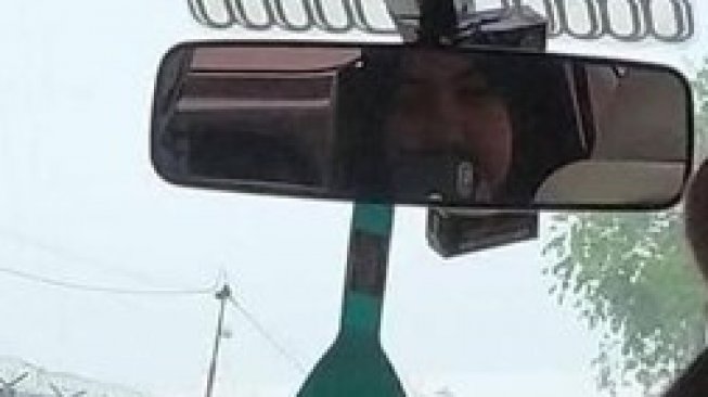 Centong Nasi Jadi Gantungan di Kaca Spion Tengah Mobil Sopir Taksol. (Instagram/dramaojol.id)