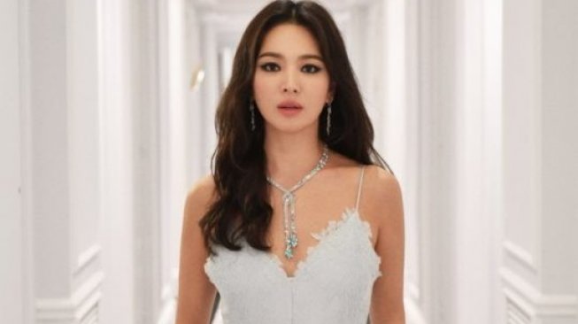 Simpel nan Stylish, Gaya Cantik Song Hye Kyo di Milan Fashion Week 2020