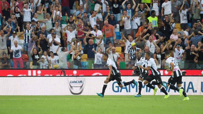 Bek Udinese Rodrigo Becao merayakan setelah mencetak gol ke gawang AC Milan selama pertandingan sepak bola Serie A Italia Udinese melawan AC Milan di Stadion Friuli, Udinese, Italia, Senin (26/8) dini hari WIB. [Miguel MEDINA / AFP]
