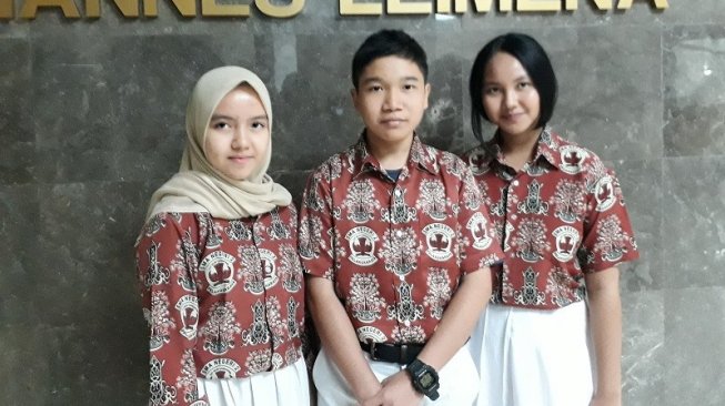 Aysa, Anggina, dan Rafli, tiga siswa SMAN 2 Palangkaraya penemu manfaat akar bajakah. (Suara.com/Risna Halidi)
